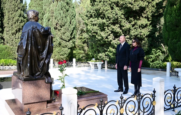 Ilham Aliyev and Mehriban Aliyeva visited the grave of the national leader Heydar Aliyev