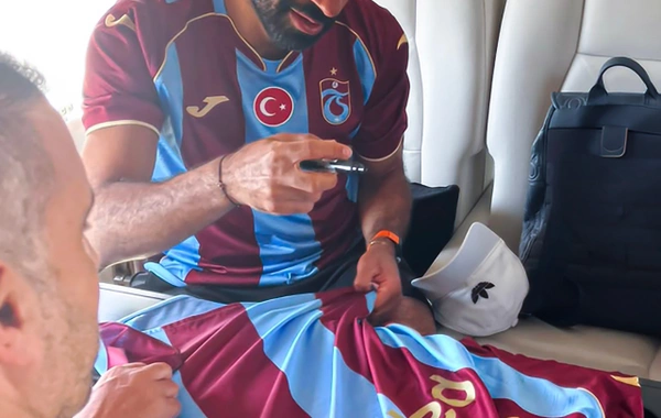 Salah "Trabzonspor" forması geyinib azarkeşləri coşdurdu - "Bizə hər yer Trabzon"