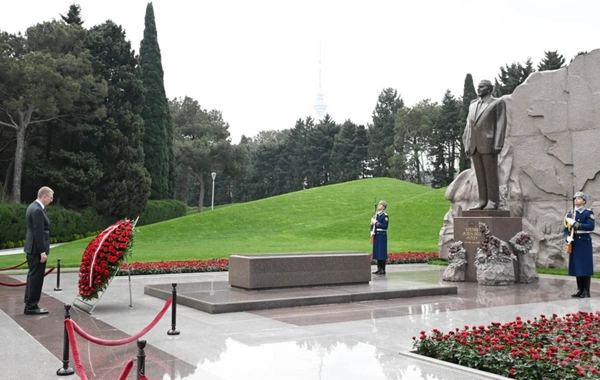 Президент Латвии посетил могилу Гейдара Алиева на Аллее почётного захоронения