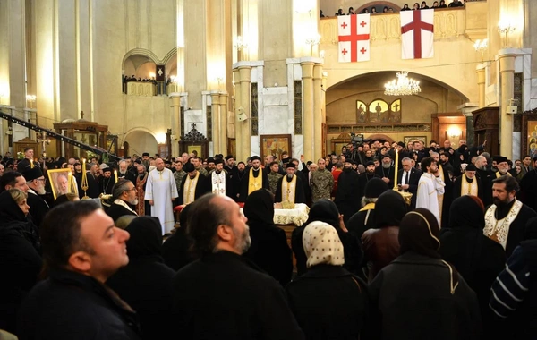 II İlya dəfn edilib, Azərbaycan rəsmiləri mərasimdə iştirak edib