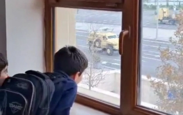 Birinci sinif uşaqlarının hərbi texnikaları sevinclə izləməsi görənləri kövrəldir