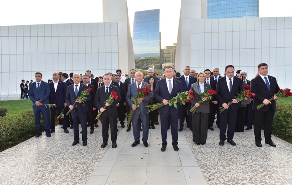 Azərbaycan Həmkarlar İttifaqları Konfederasiyasının, üzv və tabe təşkilatların kollektivləri Zəfər parkını ziyarət ediblər