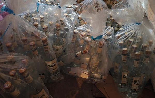 Gəncədə topdansatış mağazasında 200-dən çox saxta alkoqollu içki aşkarlanıb