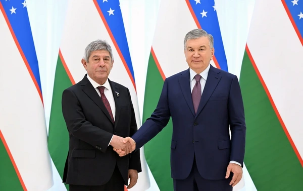 Şavkat Mirziyoyev Azərbaycan səfirinə Mehnat Shuhrati ordenini təqdim edib