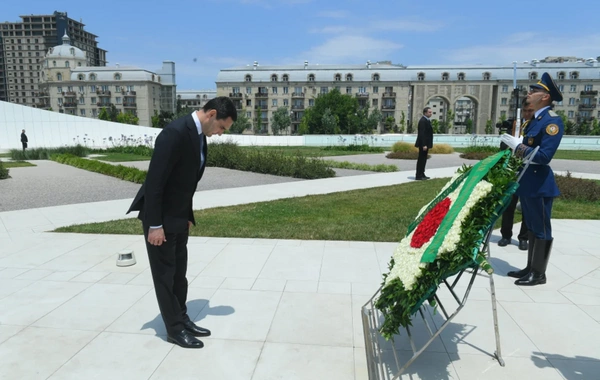 Türkmənistan Prezidenti Zəfər parkını ziyarət edib