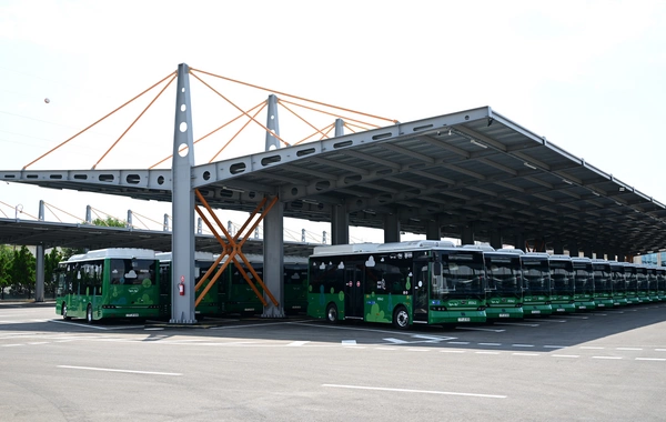 Prezident Naxçıvanda elektrik mühərrikli yeni avtobuslara baxıb, dəmir yolu infrastrukturunda aparılan yenidənqurma işləri ilə tanış olub