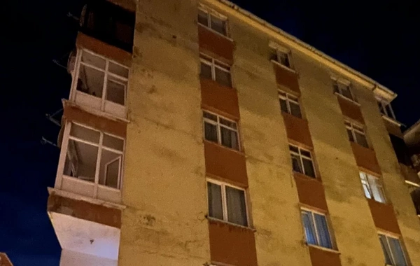 В Стамбуле обрушилась часть здания, жильцы покинули дом