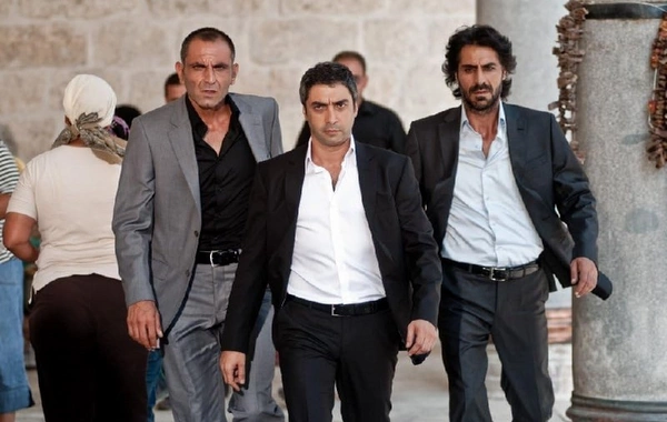 "Kurtlar Vadisi"nin aktyoru küçədə aş bişirib satır