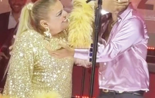 Mert Demir konserti yarıda saxlayıb, bığını kəsdirdi