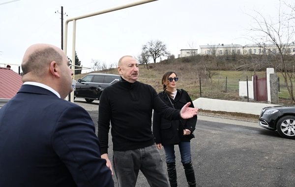 İlham Əliyev Xocavəndin Xanoba kəndində fərdi evlərin və infrastrukturun bərpası sahəsində görülən işlərlə tanış olub