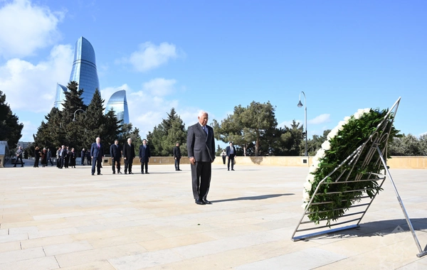 Antonio Koşta Bakıda şəhidlərin xatirəsini anıb
