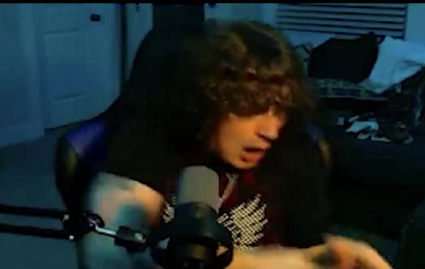 Blogger was electrocuted during a livestream due to lightning outside the window