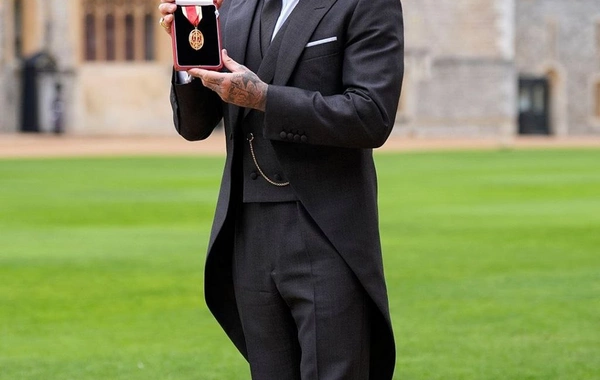 Король Великобритании Карл III посвятил Дэвида Бекхэма в рыцари