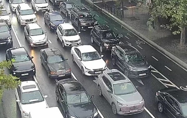 Bakının bir sıra yollarında nəqliyyatın sıxlığı yaranıb