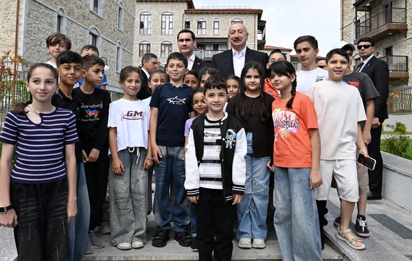 Azərbaycan və Türkmənistan prezidentləri Şuşada gəzinti zamanı balaca sakinlərlə görüşüb