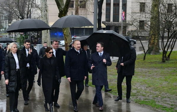 Ильхам Алиев в Белграде посетил памятники общенациональному лидеру Гейдару Алиеву и выдающемуся сербскому писателю Милораду Павичу