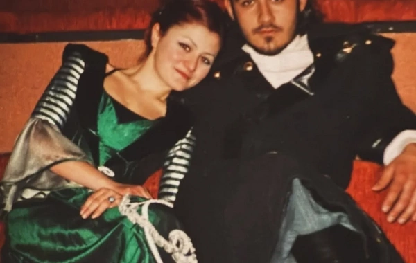 Deniz Çakır 45 yaşında vəfat edən qrup yoldaşı ilə fotolarını paylaşdı