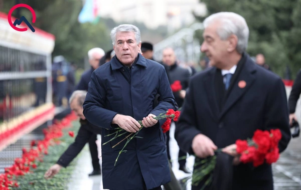 Rəsmilər Şəhidlər xiyabanında