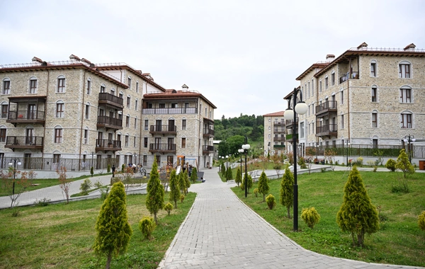 İlham Əliyev və Sərdar Berdiməhəmmədov Şuşa şəhərində inşa edilmiş birinci yaşayış kompleksində olublar