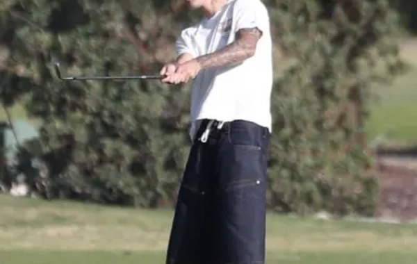 Джастин Бибер справил нужду прямо на гольф‑поле