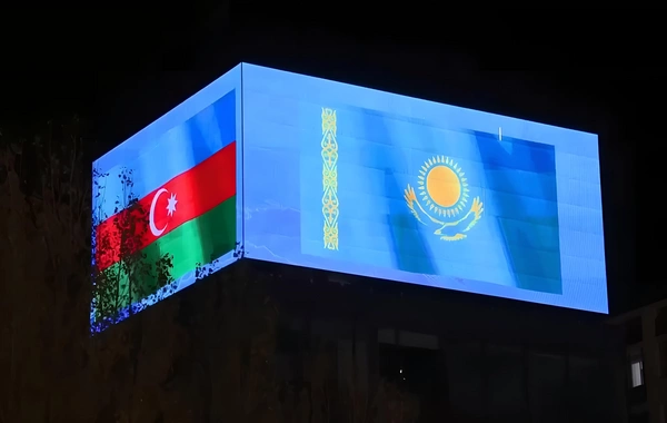 İlham Əliyevin səfəri öncəsi Qazaxıstan paytaxtı Azərbaycan bayraqlarına büründü