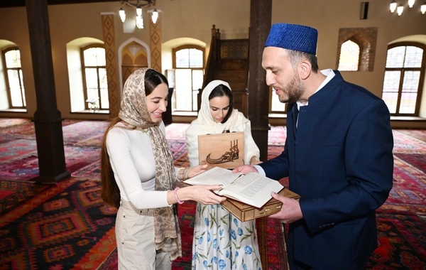 Leyla Əliyeva və Arzu Əliyeva Şəkidə Xan məscidini ziyarət ediblər