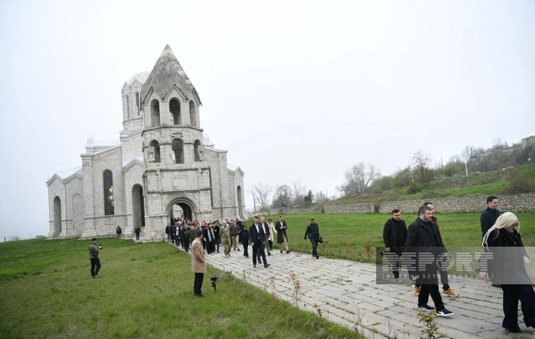 Xarici diplomatlar Şuşada Qazançı kilsəsinə baş çəkib