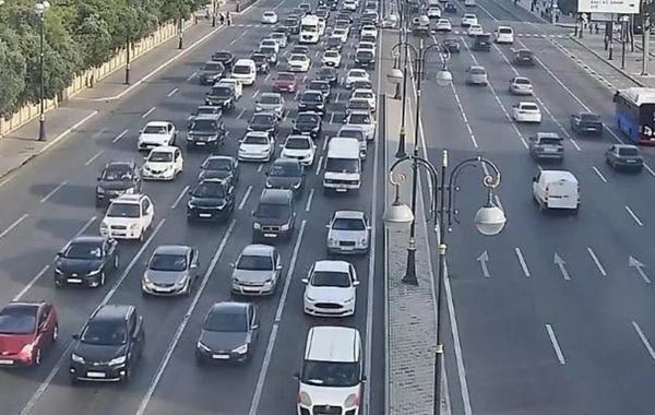 Bakının bəzi yollarında nəqliyyatın sıxlığı müşahidə olunur