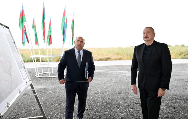 İlham Əliyev Füzuli rayonunun yeni salınacaq Qaraxanbəyli kəndinin təməlini qoyub