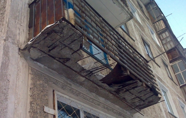 Bakıda binanın eyvanı uçub