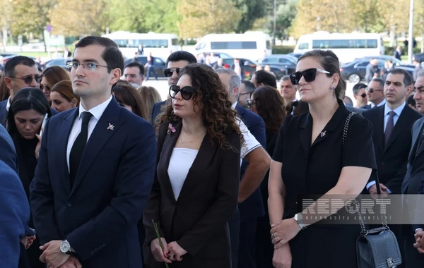 Dövlət və hökumət rəsmiləri Bakıdakı Zəfər parkında olublar