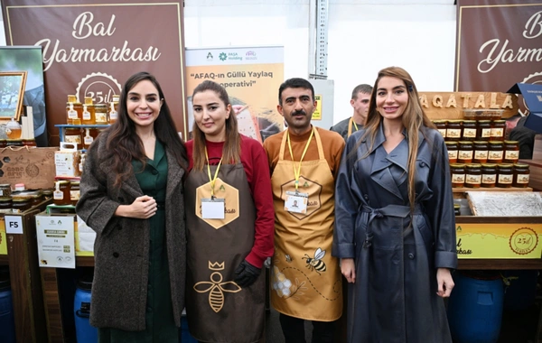Leyla Əliyeva və Arzu Əliyeva arıçılıq məhsullarının sərgi-satış yarmarkasını ziyarət ediblər
