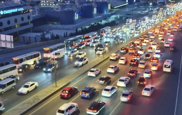 Paytaxtın bəzi küçələrində sıxlıq müşahidə olunur