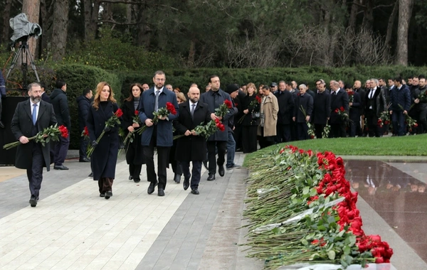 SOCAR-ın kollektivi Ulu Öndər Heydər Əliyevin məzarını ziyarət edib