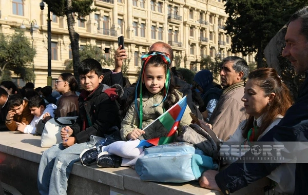 Bakı sakinləri Zəfərin beşinci ildönümünü qeyd edir