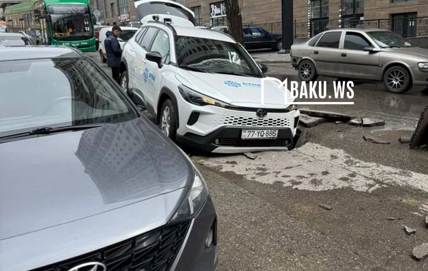 Bakıda asfalt çökdü - AYNA-nın maşını həmin çuxura düşdü
