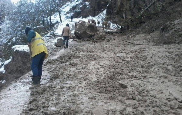 Qubada qaya parçalarının düşməsi səbəbindən bağlanan yolda hərəkət tam bərpa edilib