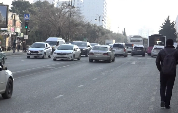 Xırdalanda nəqliyyat xaosu: Səhər 6-da yola çıxırlar, yenə gecikirlər