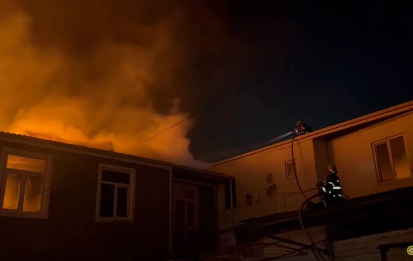 Bakıda yaşayış evində yanğın olub, iki nəfər xəsarət alıb