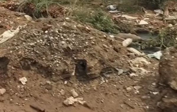 Abşeronda kanalizasiya sularının yola axması ciddi narazılıq yaradıb