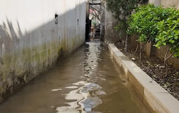Sabunçuda evləri, həyətləri kanalizasiya suyu basıb