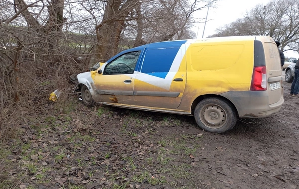 Cəlilabadda "Azərpoçt"un maşını ağaca çırpılıb, sürücü xəsarət alıb