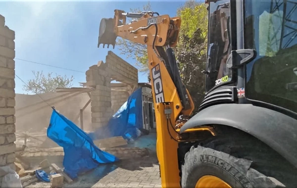 Gəncədə qanunsuz inşa olunan tikili sökülüb
