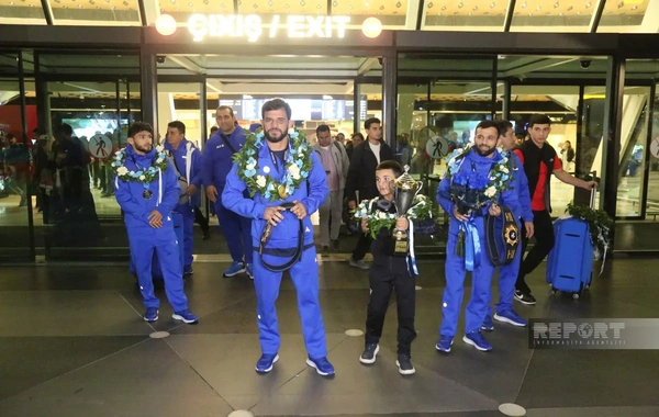Dünya çempionatında uğurla çıxış edən yunan-Roma güləşçilərimiz Vətənə dönüblər