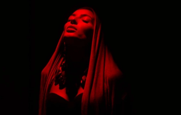 Dilyara Kazymova changed 6 looks in 10 hours for a new music video