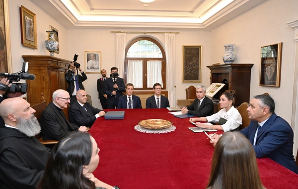 Birinci vitse-prezident Mehriban Əliyeva Müqəddəs Pavel Bazilikasının baş keşişi ilə görüşüb