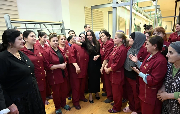 Leyla Əliyeva Azərxalçanın Şuşa məscidi üçün hazırladığı növbəti xalçaların kəsim mərasimində iştirak edib