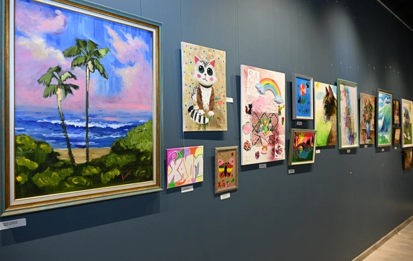 Arzu Əliyeva və Alena Əliyeva "Rənglərdə yaşanan 10 il" mövzusunda keçirilən sərgidə iştirak ediblər