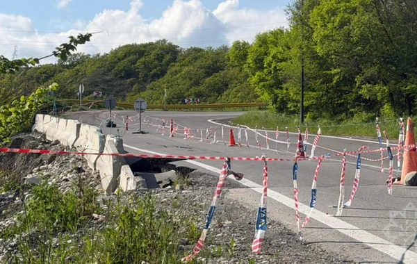 Ağsu dolaylarında qorxulu anlar: Yol çökdü, hərəkət məhdudlaşdırıldı