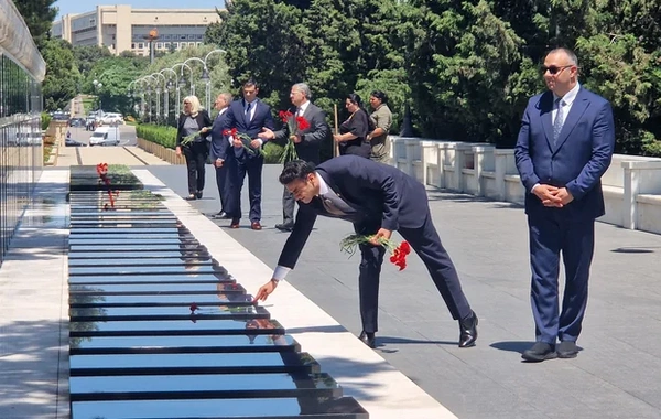 ABŞ Konqresinin nümayəndə heyəti Şəhidlər xiyabanını ziyarət edib